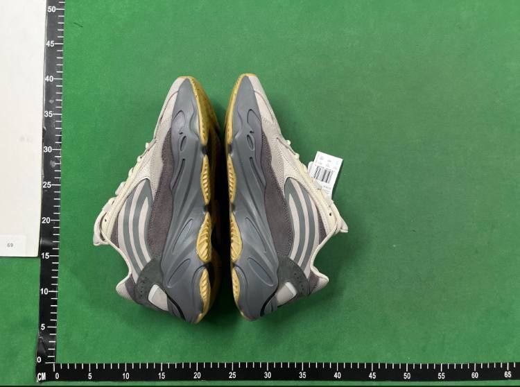 ADIDAS YEEZY 700 -4