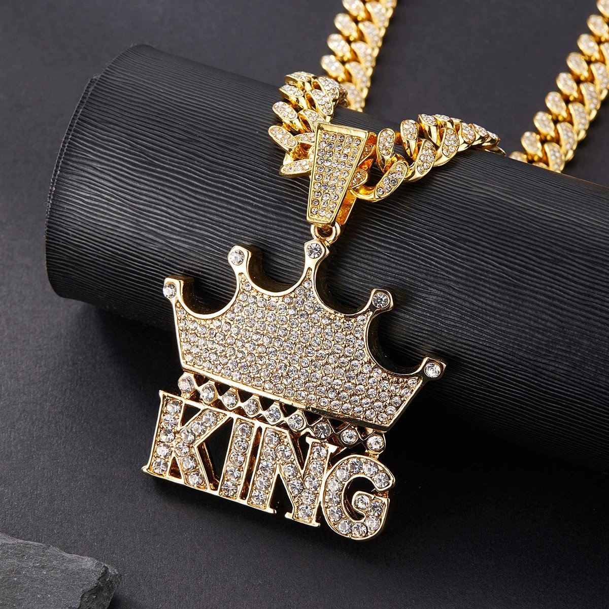 A necklace full of diamonds -4