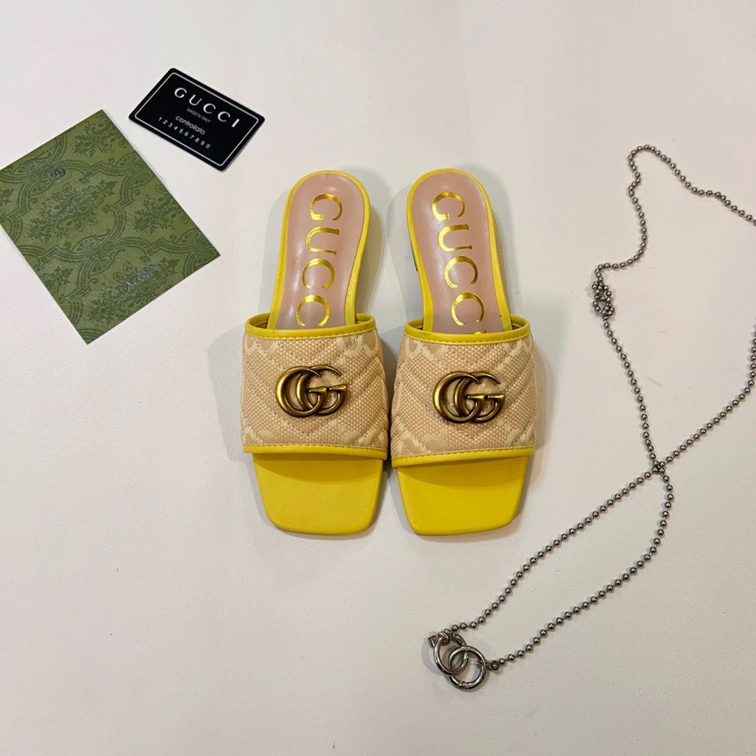 Burberry slippers Chanel Gucci slippers -3