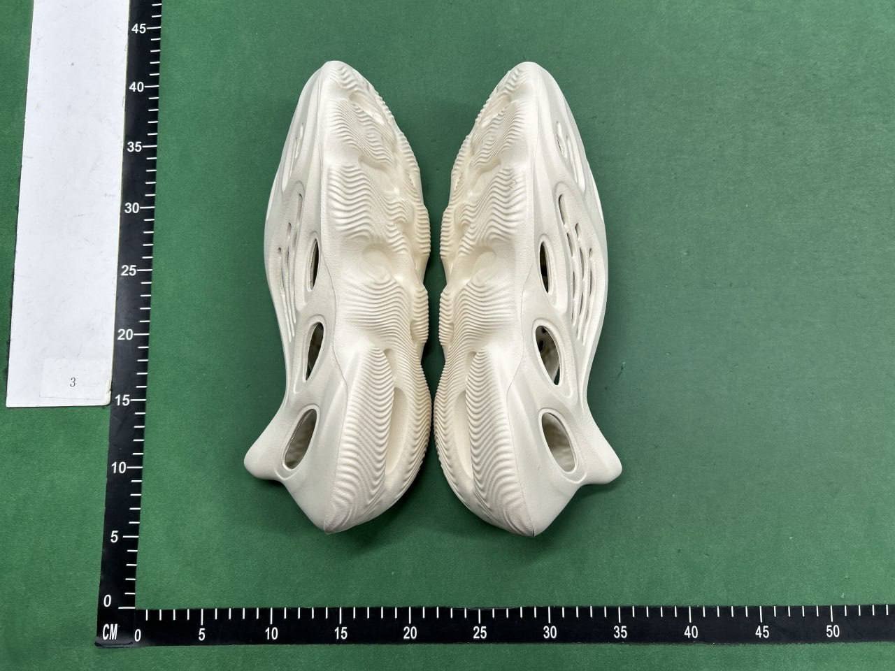   yezzy slipper -4