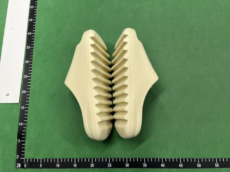   yezzy slipper -2